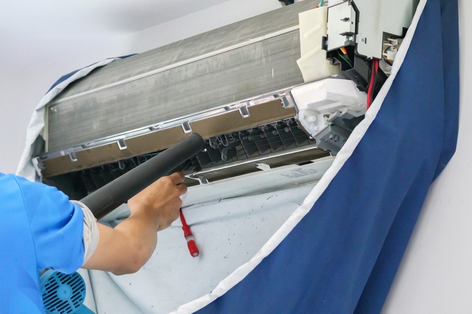 Dry AC Cleaning: The Safe Way to Refresh Your Unit